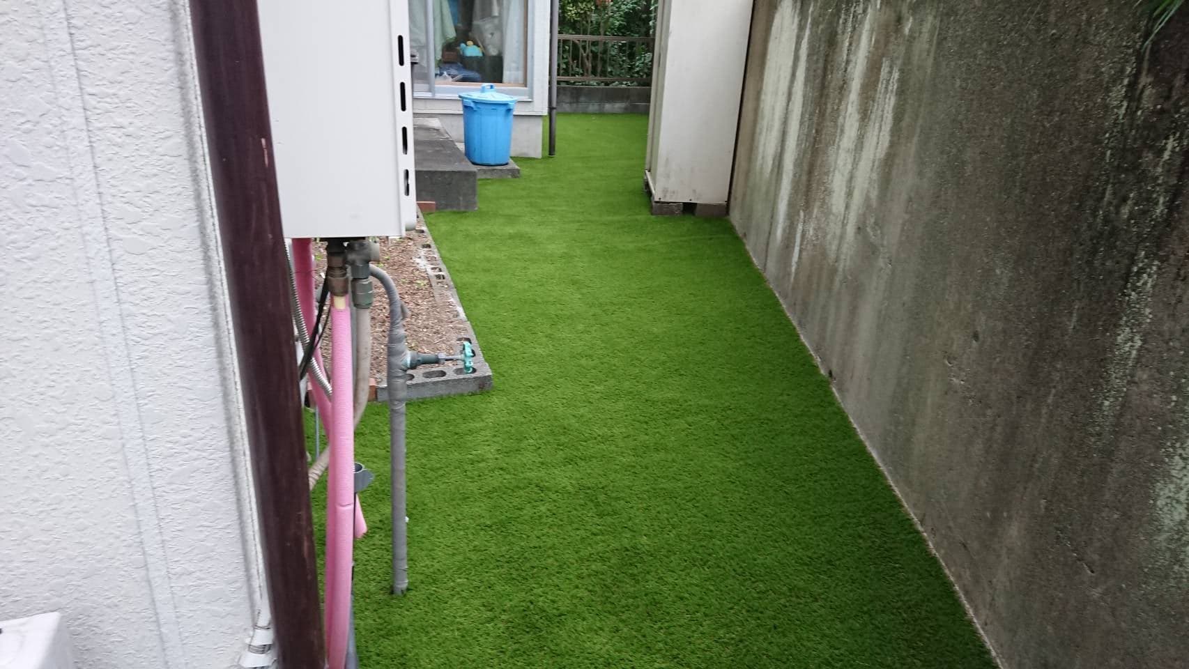 施工後：人工芝の裏庭