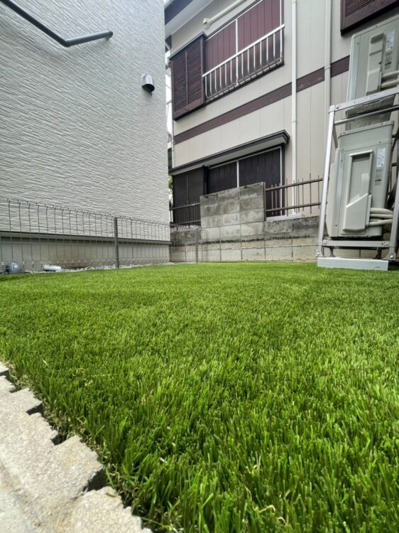 雨のたびぬかるむ裏庭をフカフカの踏み心地の緑に｜市川市の人工芝施工事例