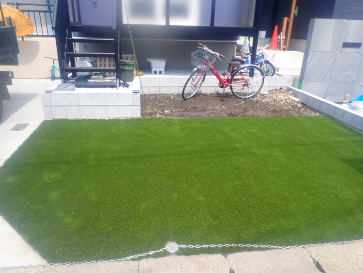 雨のたびにぬかるんでいた前庭を自転車も置きやすい緑に｜平塚市の人工芝施工事例
