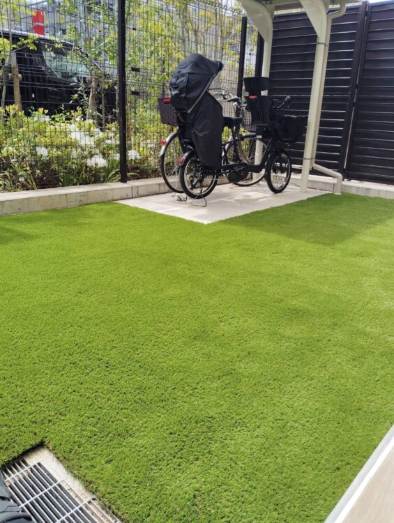 自転車を出し入れする駐輪スペースを小石の散らばらない緑に｜西宮市の人工芝施工事例