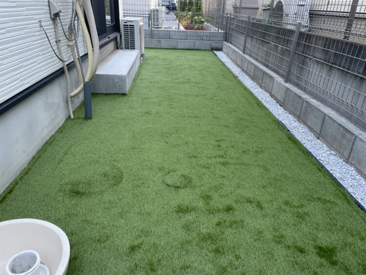 室外機まわりの建物脇を草の出ない緑の通路に｜ふじみ野市の人工芝施工事例