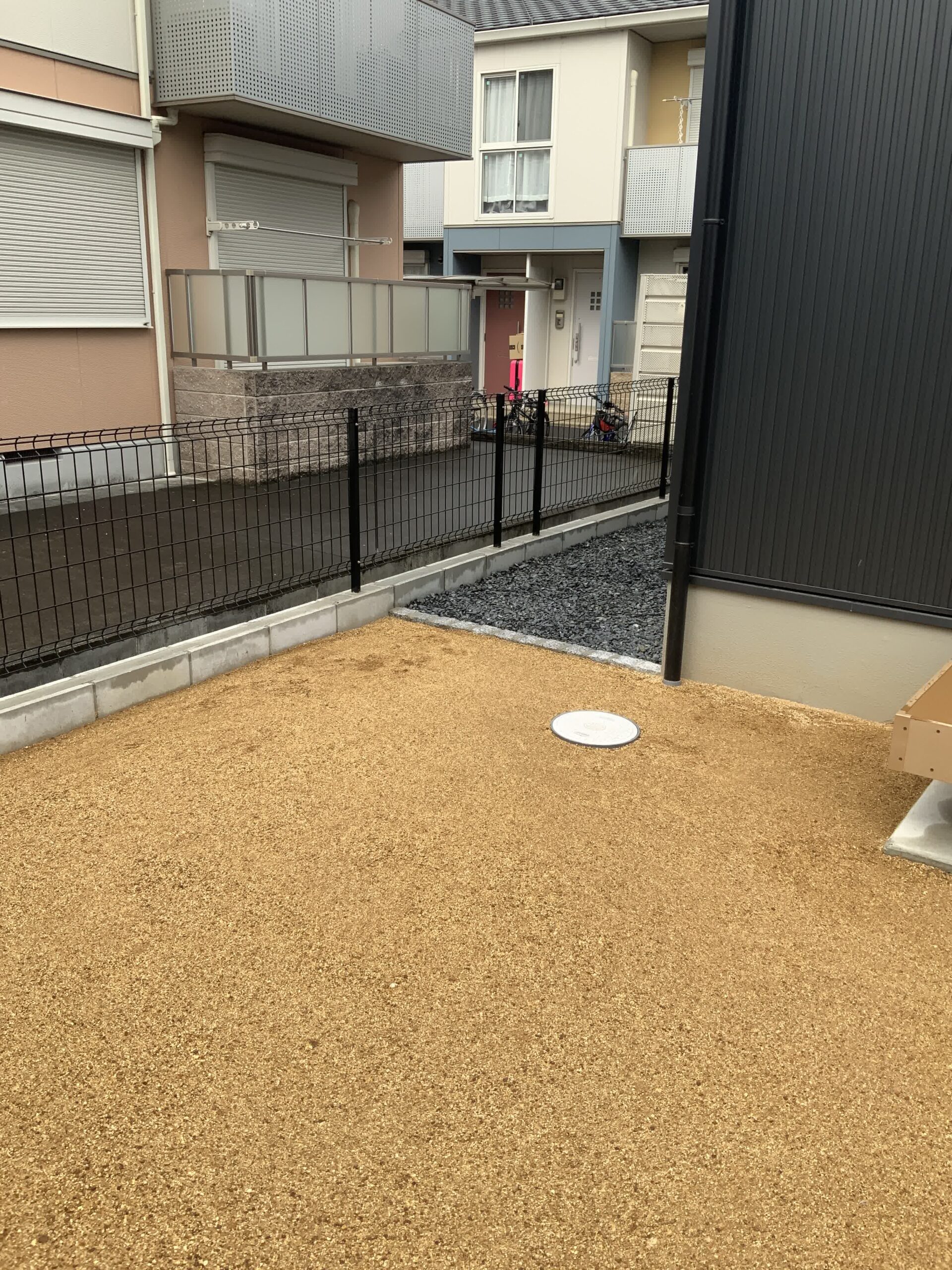 施工前:砕石が敷かれた住宅裏手のスペース