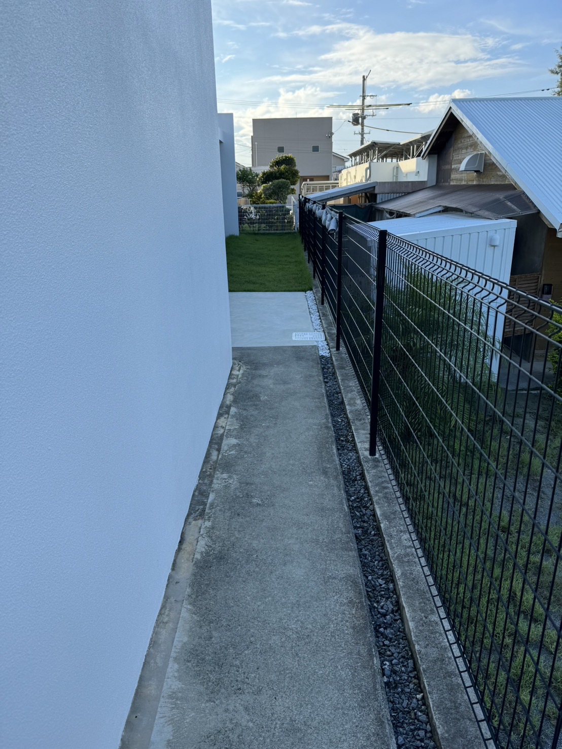施工前:コンクリートがむき出しの側面通路