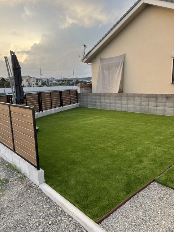 新築の庭をフェンスの際まで敷き詰めた草取りゼロの広場に｜赤穂市の人工芝施工事例