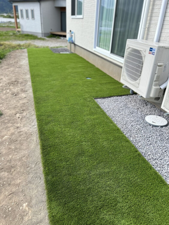 新築の建物脇のお庭を山並みに映える鮮やかな緑に｜上田市の人工芝施工事例