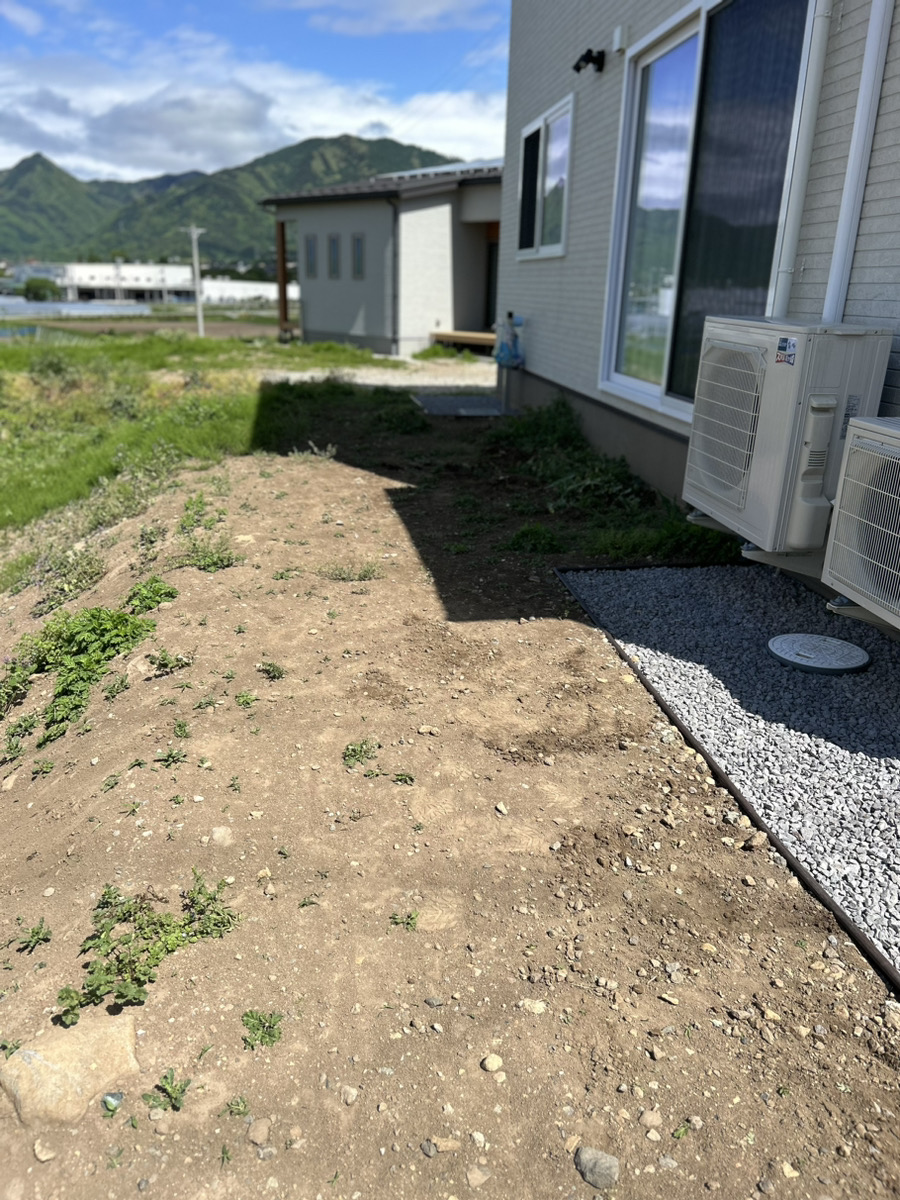 施工前：土がむき出しの新築のお庭