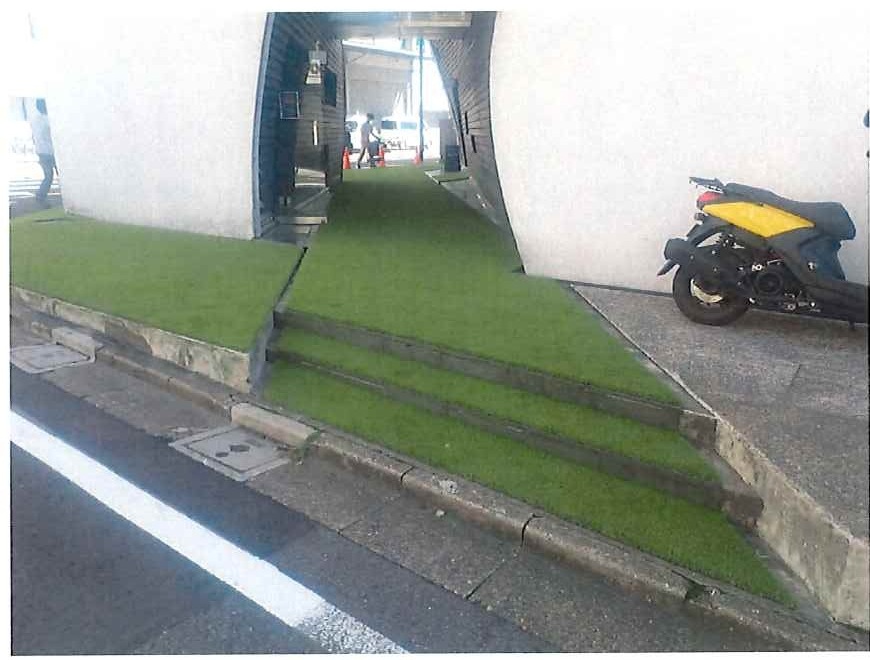 施工後：オフィスビル1階の通路と階段が人工芝に