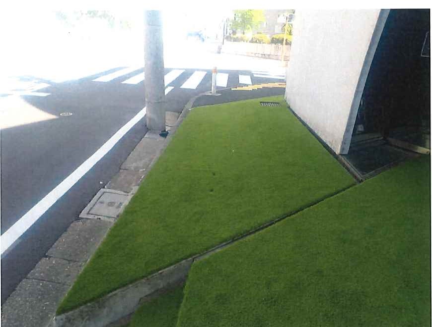 施工後：道路に面した三角形のコーナーが人工芝に