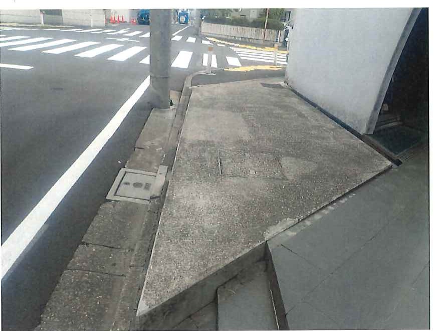 施工前：道路に面したコンクリート敷きの三角形のコーナー
