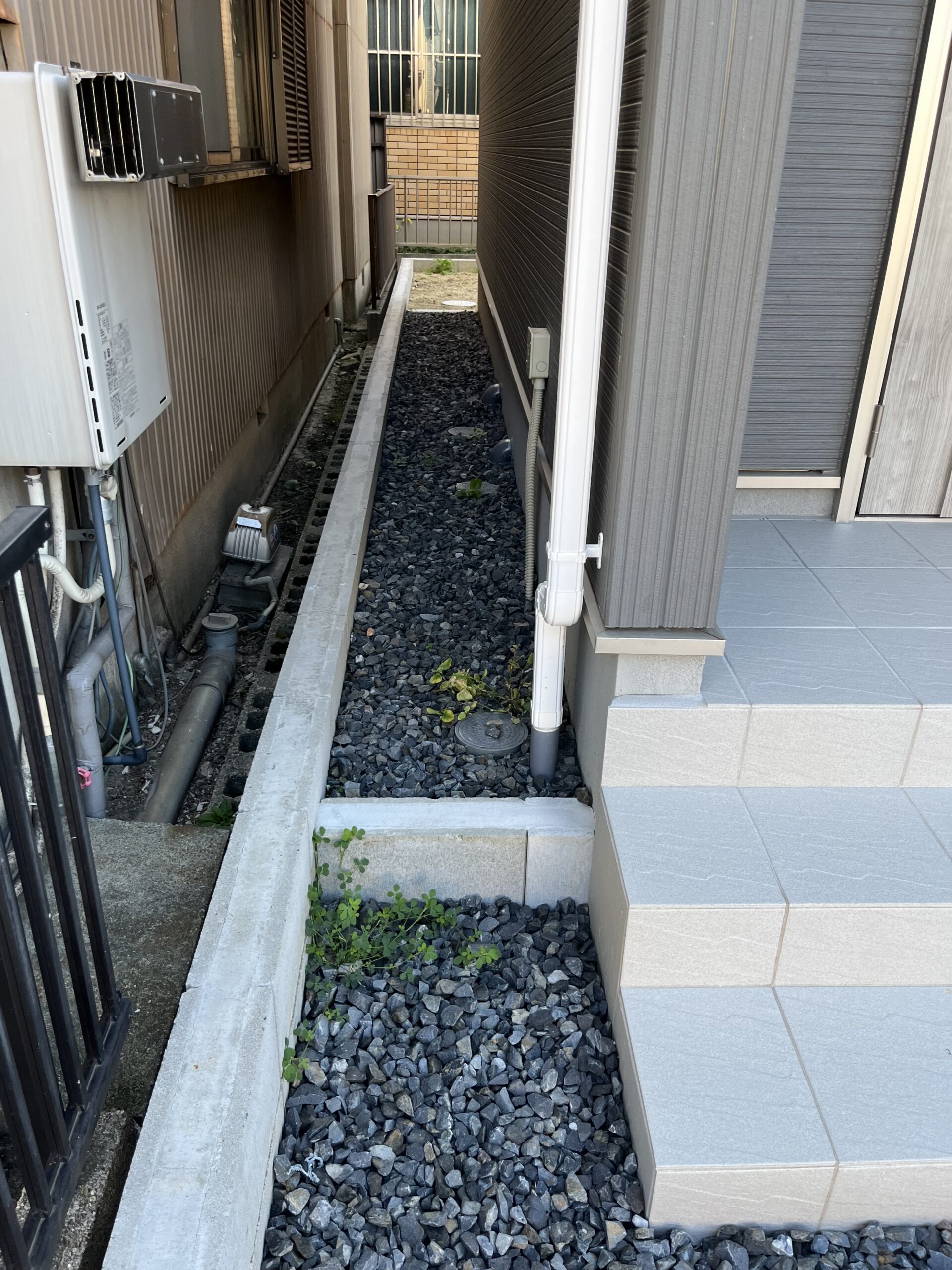 施工前:砂利敷きの建物脇スペース