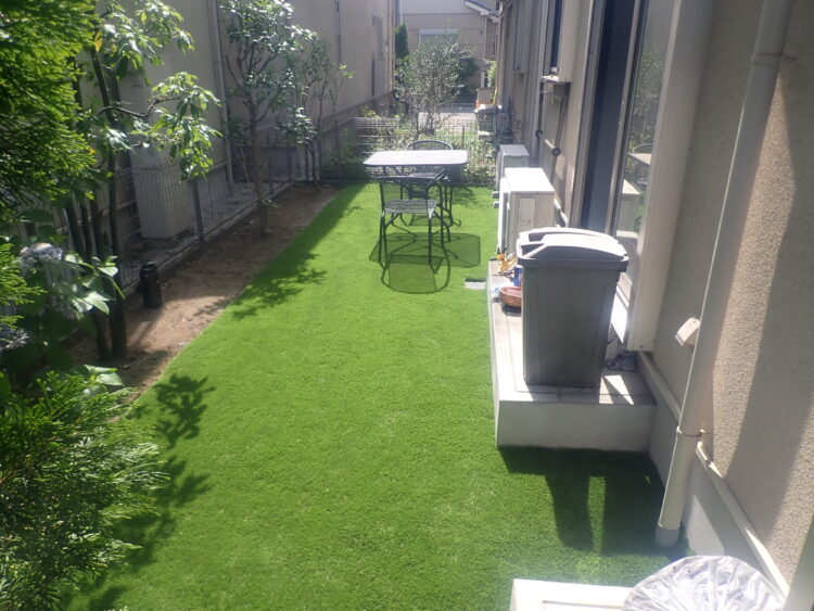 草むしりが欠かせなかった庭をテーブルを置いてくつろげる緑に｜狛江市の人工芝施工事例