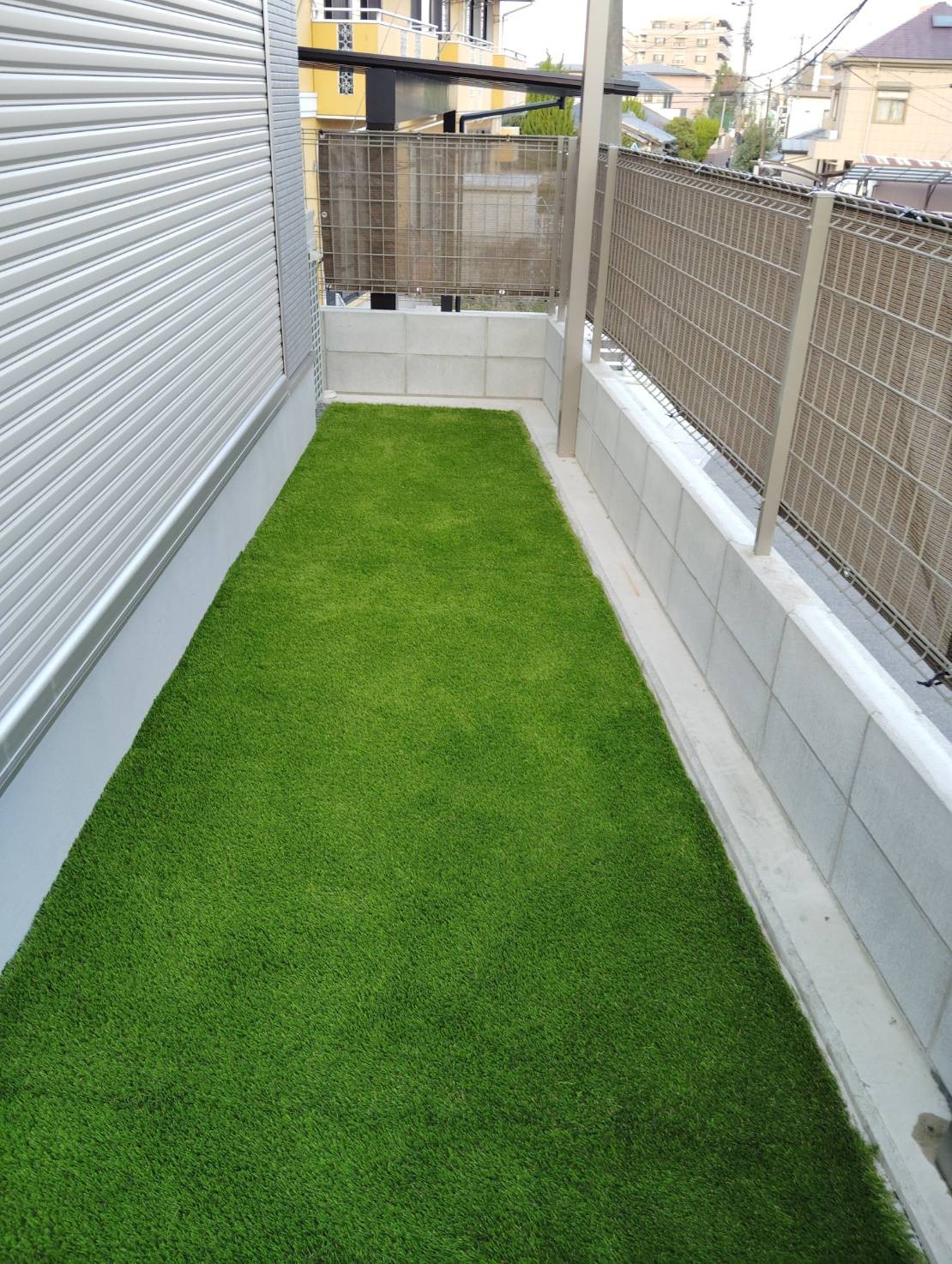 施工後：建物脇が人工芝の小道に