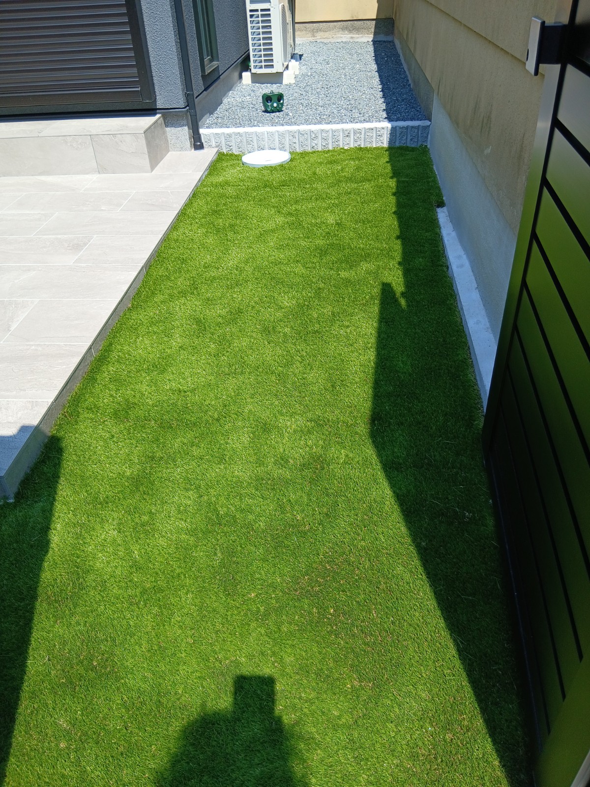 施工後:建物脇が人工芝の小道に