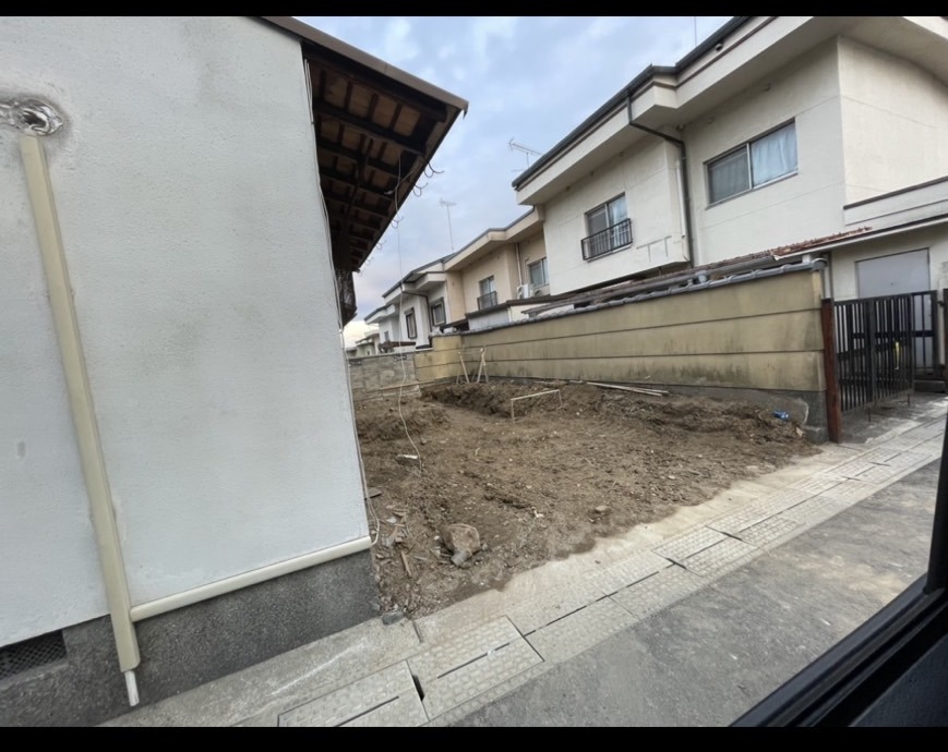 施工前:土がむき出しだった新築の建物脇