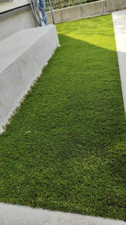 来客の目に入る玄関脇を歩きやすい緑の小道に｜那覇市の人工芝施工事例
