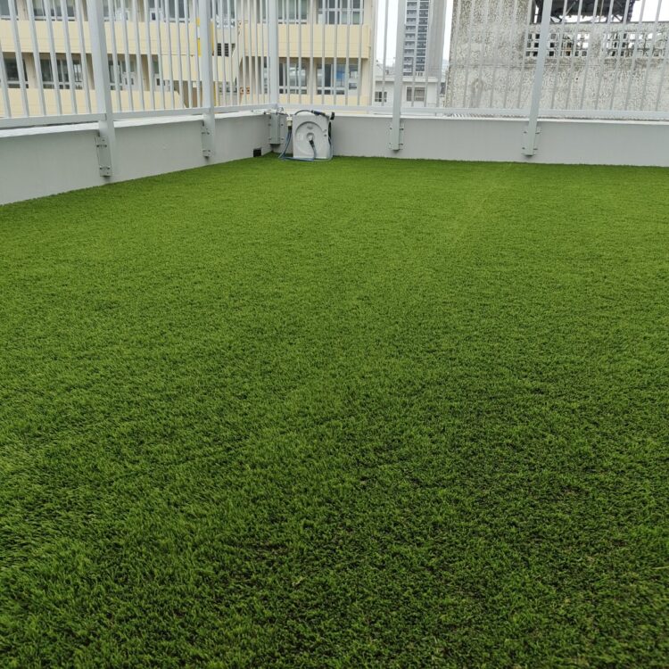 夏の照り返しが気になる最上階の床を素足で過ごせる緑に｜沖縄市の人工芝施工事例