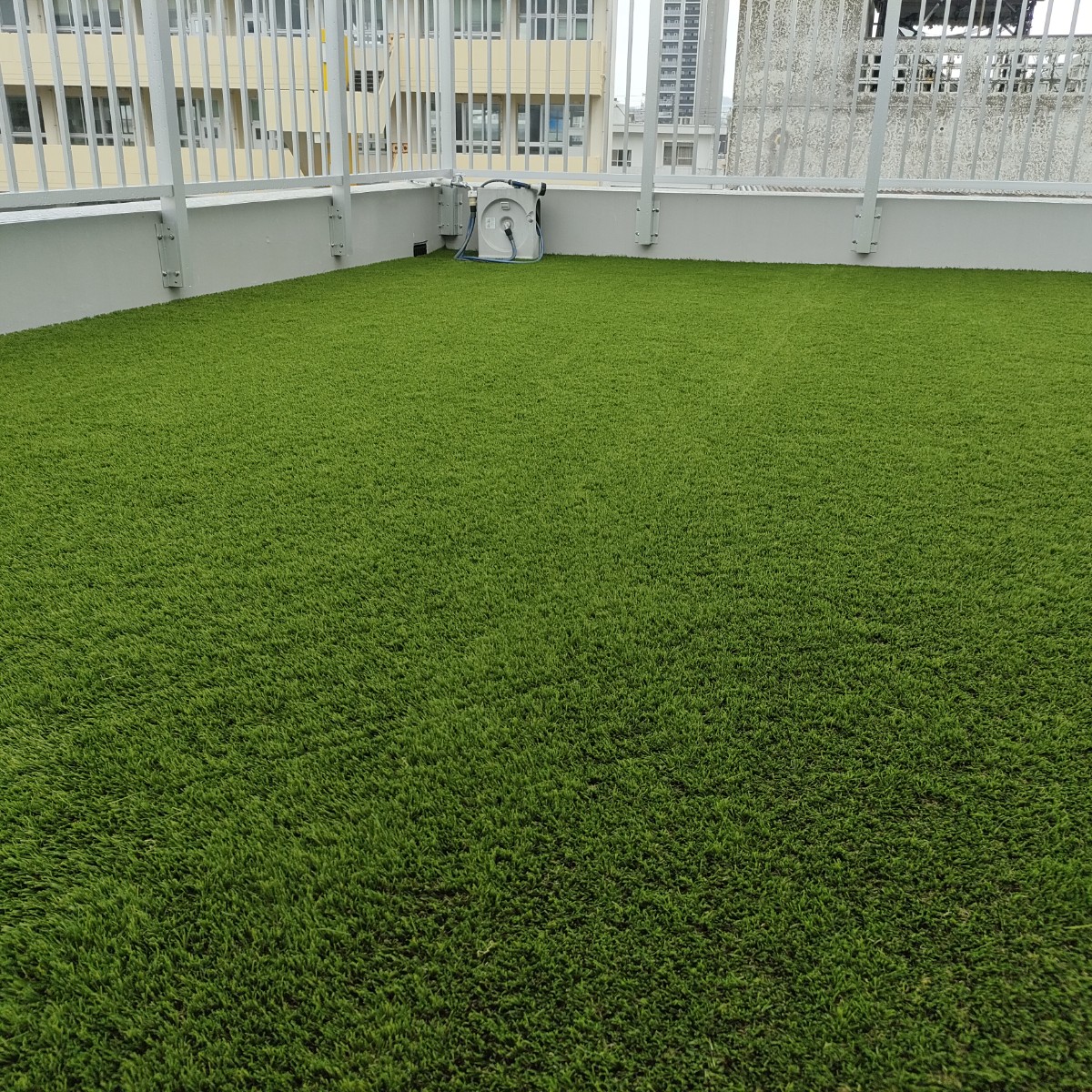 施工後：バルコニーが人工芝に