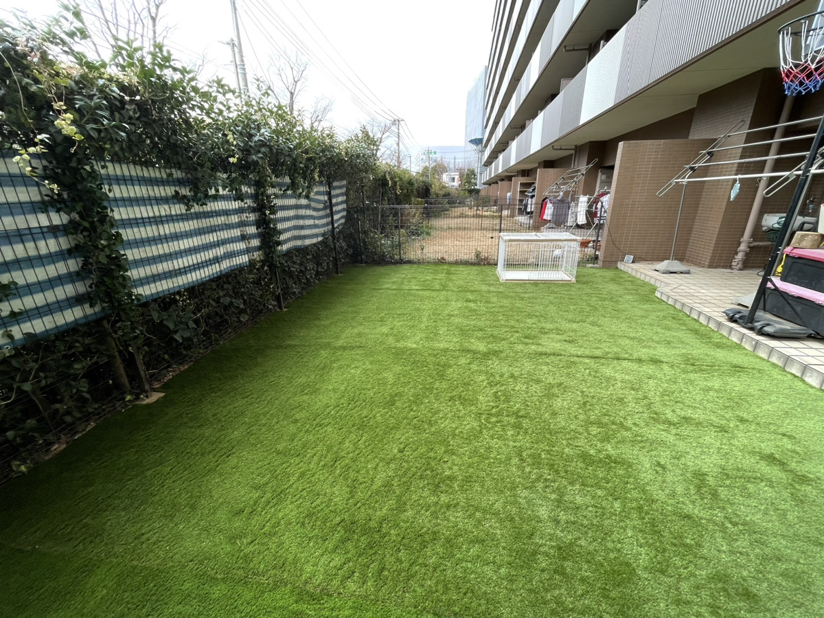 施工後:専用庭が人工芝に