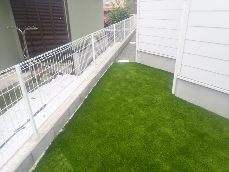 新築の建物脇の通路をそのまま歩ける平らな緑に｜茅ヶ崎市の人工芝施工事例