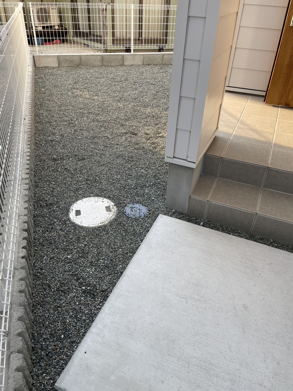 施工前:砂利敷きの建物脇の通路