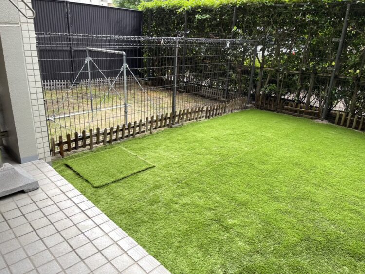竹垣と目隠しフェンスに囲まれた庭をテラス際まで続く緑に｜人工芝施工事例