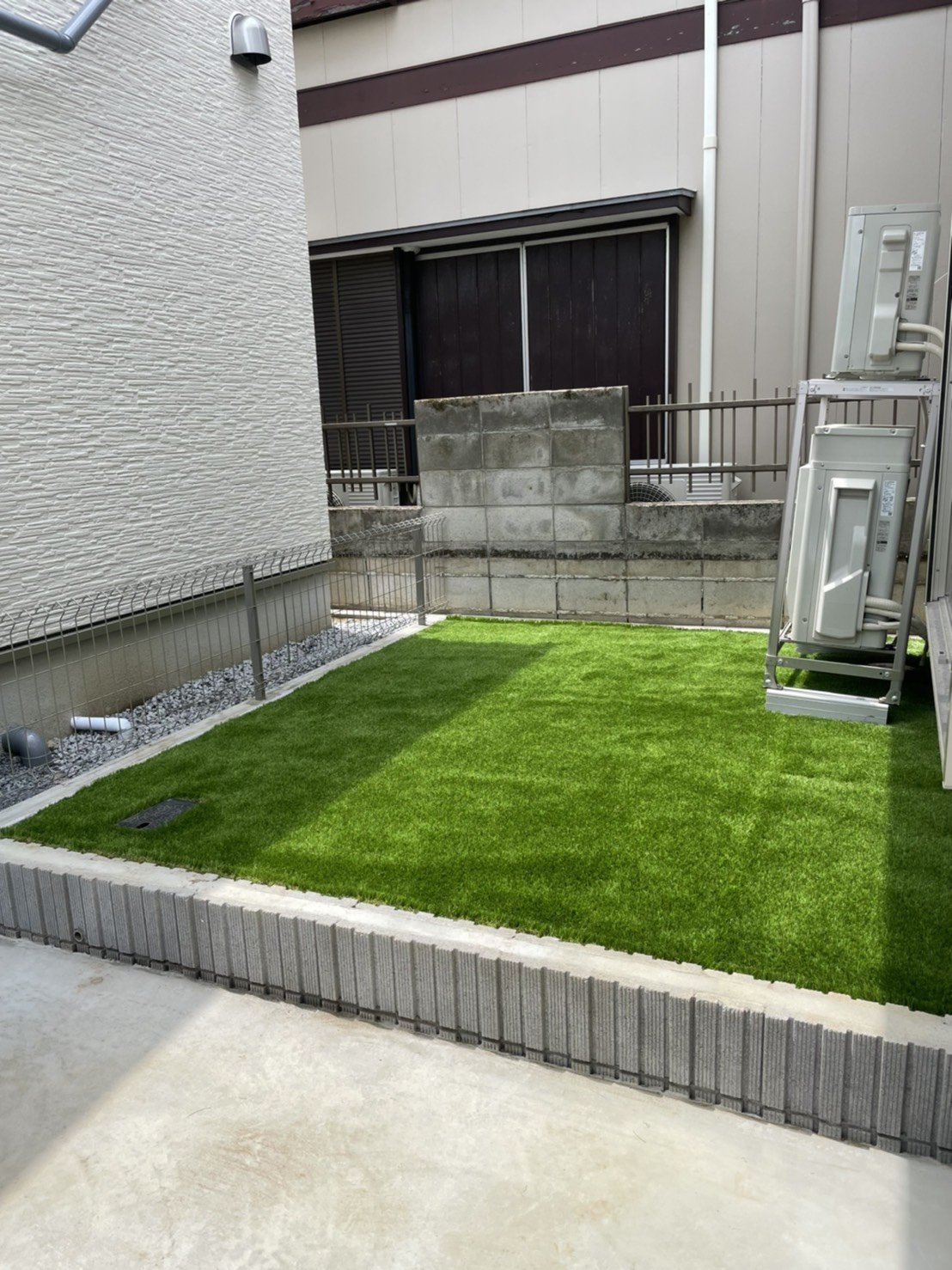 施工後:室外機の足元まで敷き込んだ人工芝