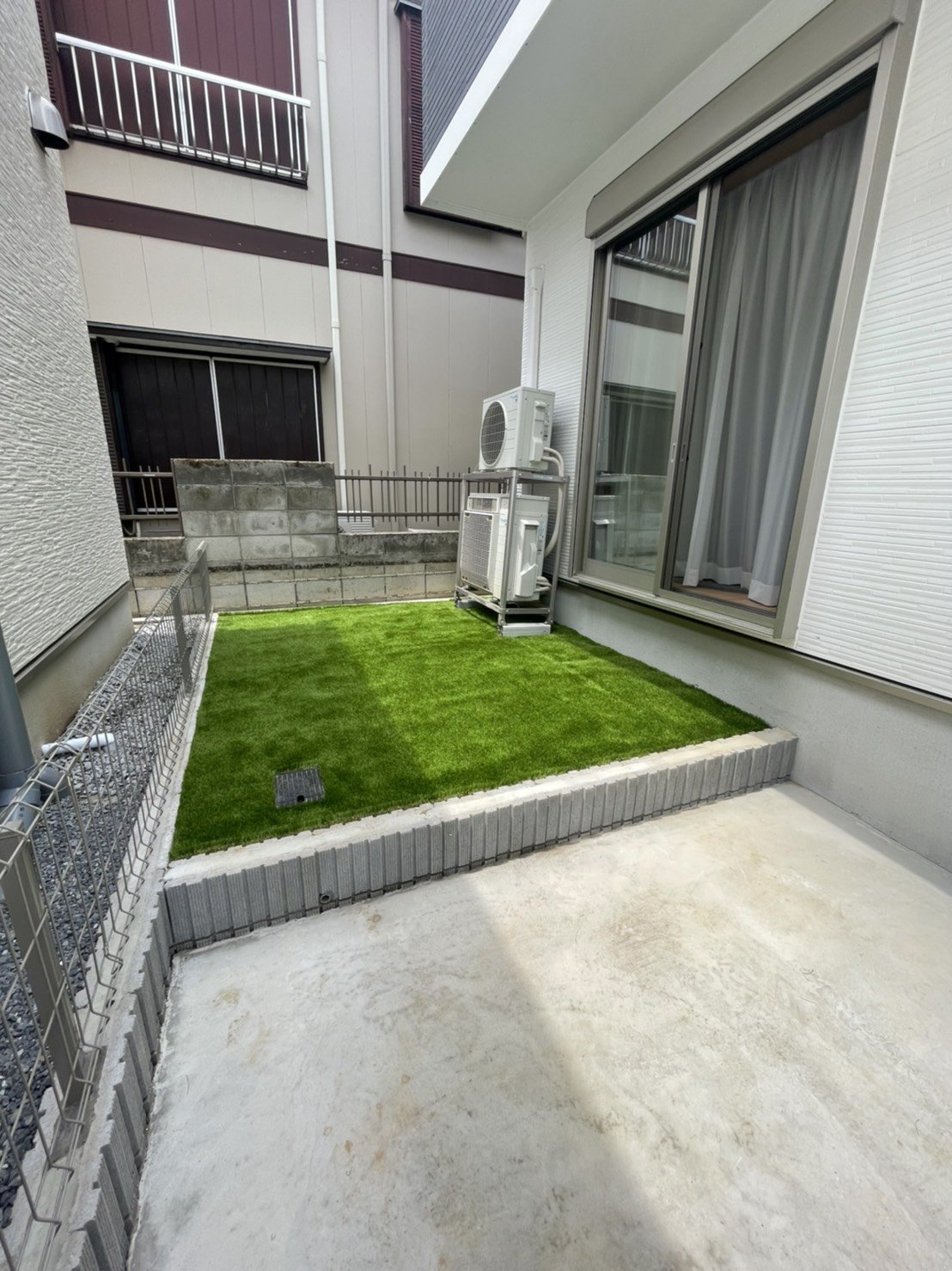 施工後:窓際から見た建物脇の人工芝