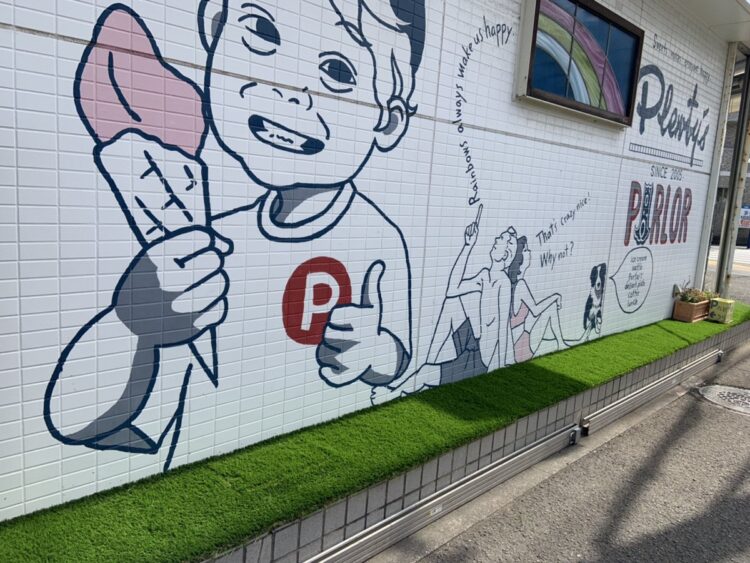 店舗前の帯状スペースを客席まで明るい人工芝の緑に｜Plenty’s PARLOR様（茅ヶ崎市）の施工事例