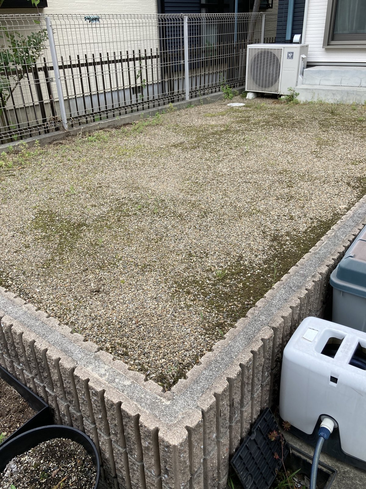 施工前：雑草が広がったフェンス際の砂利地
