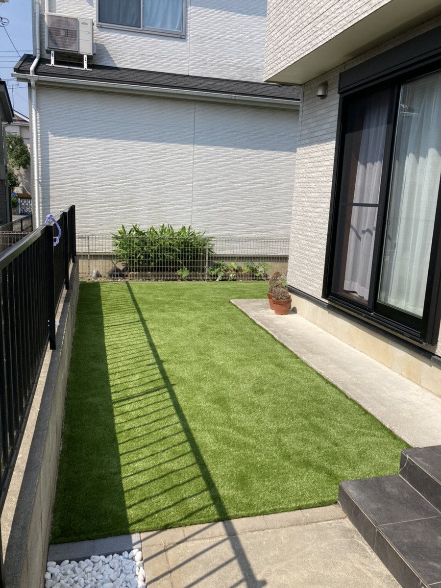 施工後:同じ建物脇が一面の人工芝に