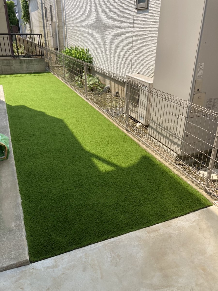 施工後:フェンス沿いから見た人工芝の全景