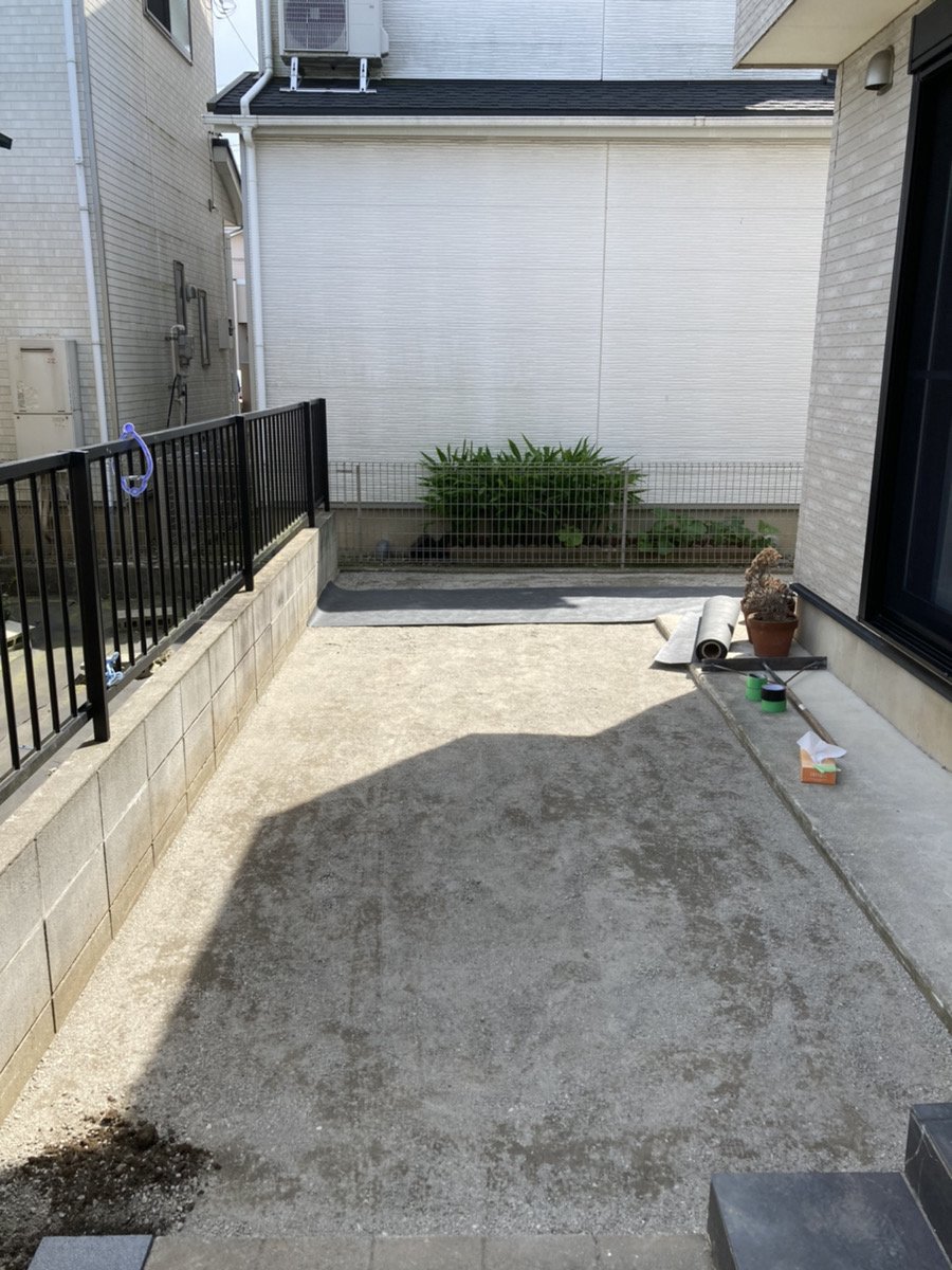 施工前:砕石と土がむき出しの建物脇のスペース
