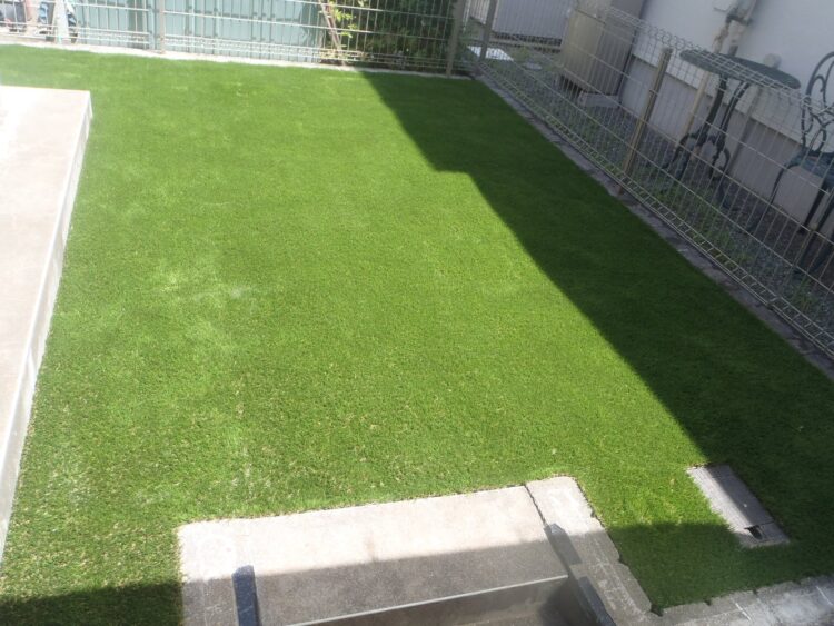 芝刈りと水やりに追われた天然芝の庭を年中同じ緑に｜人工芝施工事例