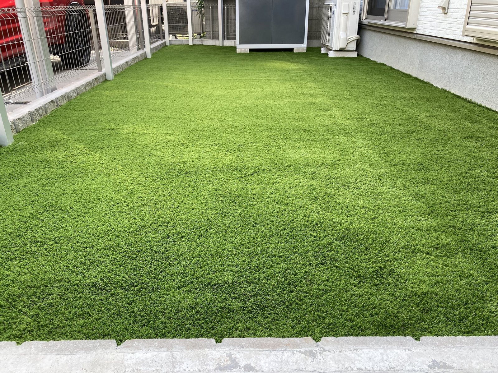 施工後：カーポート側から見た人工芝の全景