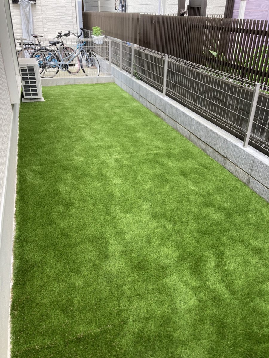 施工後：自転車置き場側から見た人工芝の全景