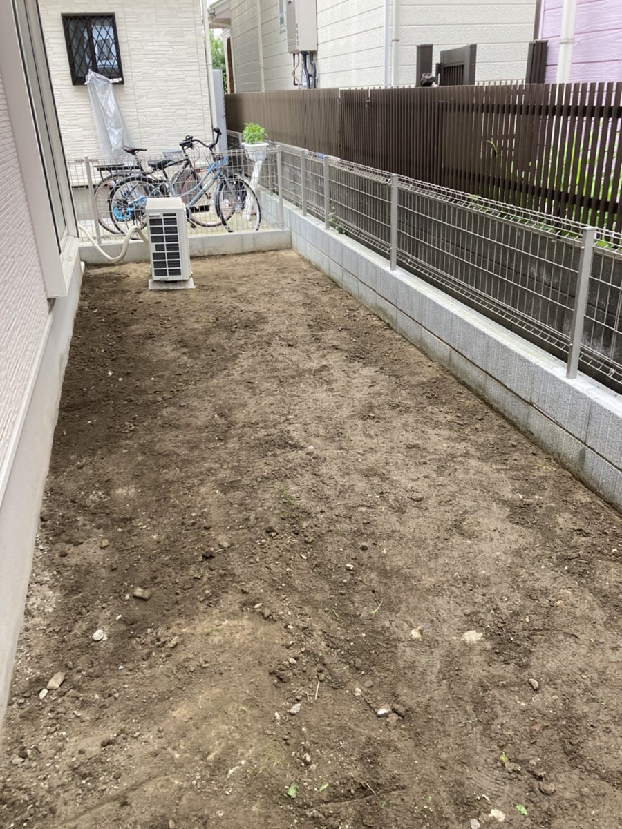 施工前：土がむき出しの建物脇のスペース
