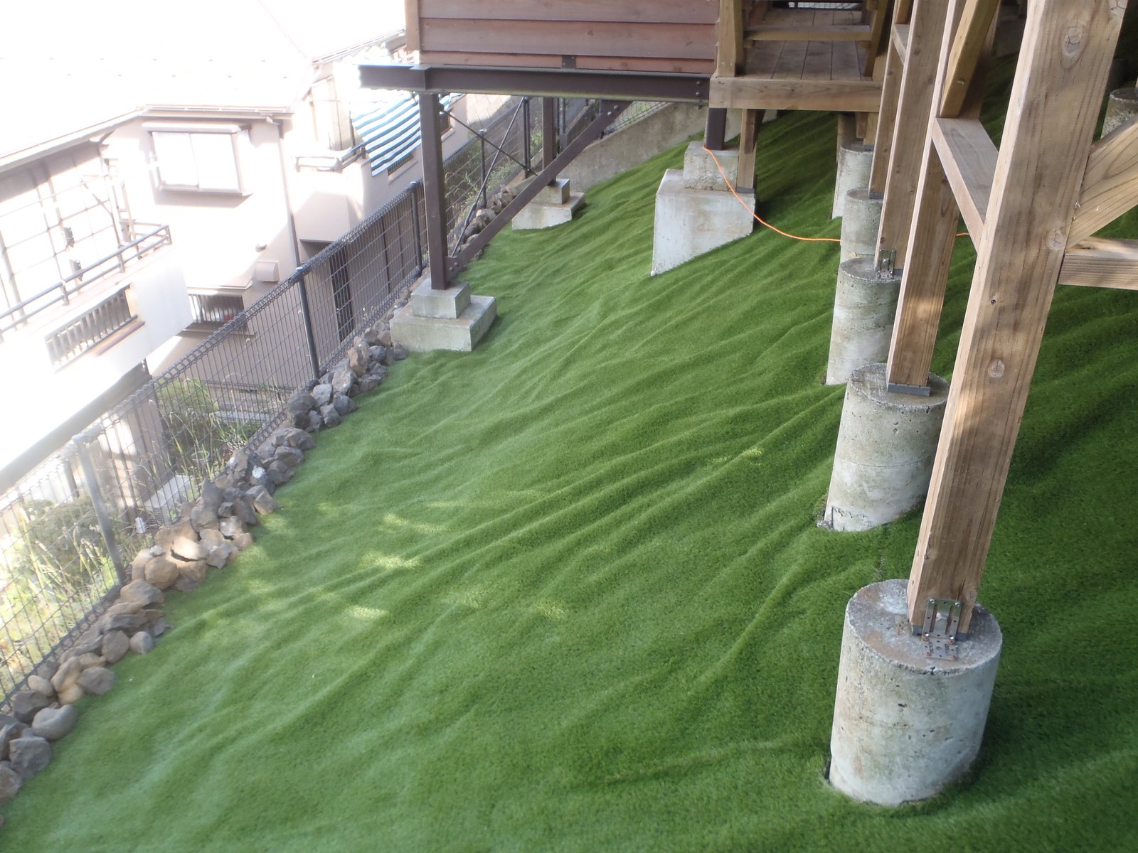 施工後:ウッドデッキ下の法面が一面の人工芝に