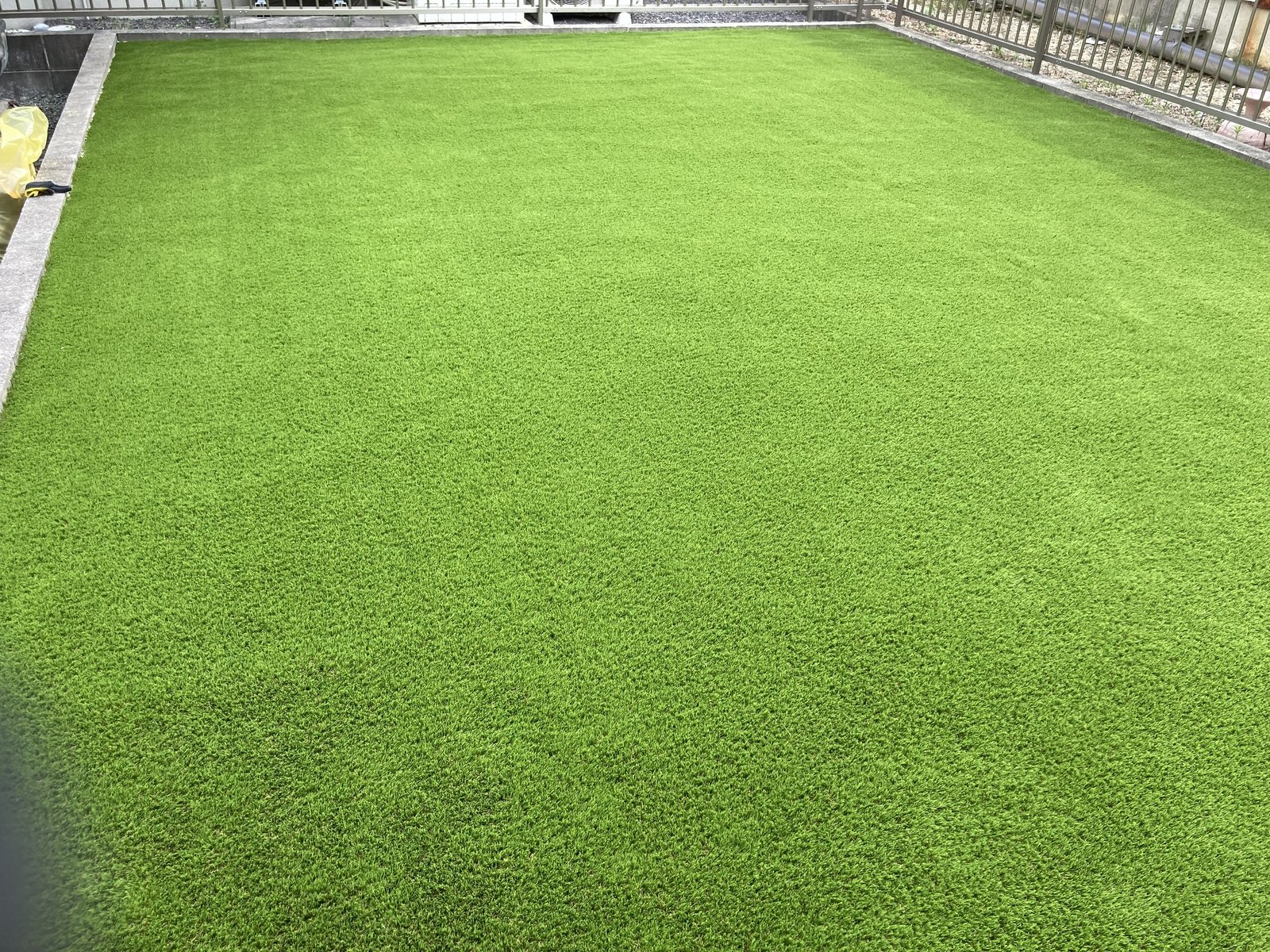 施工後：逆のアングルから見た裏庭の人工芝の全景