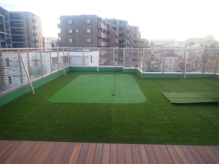 防水塗装だけの屋上をホールカップのあるパター練習場に｜和光市の人工芝施工事例