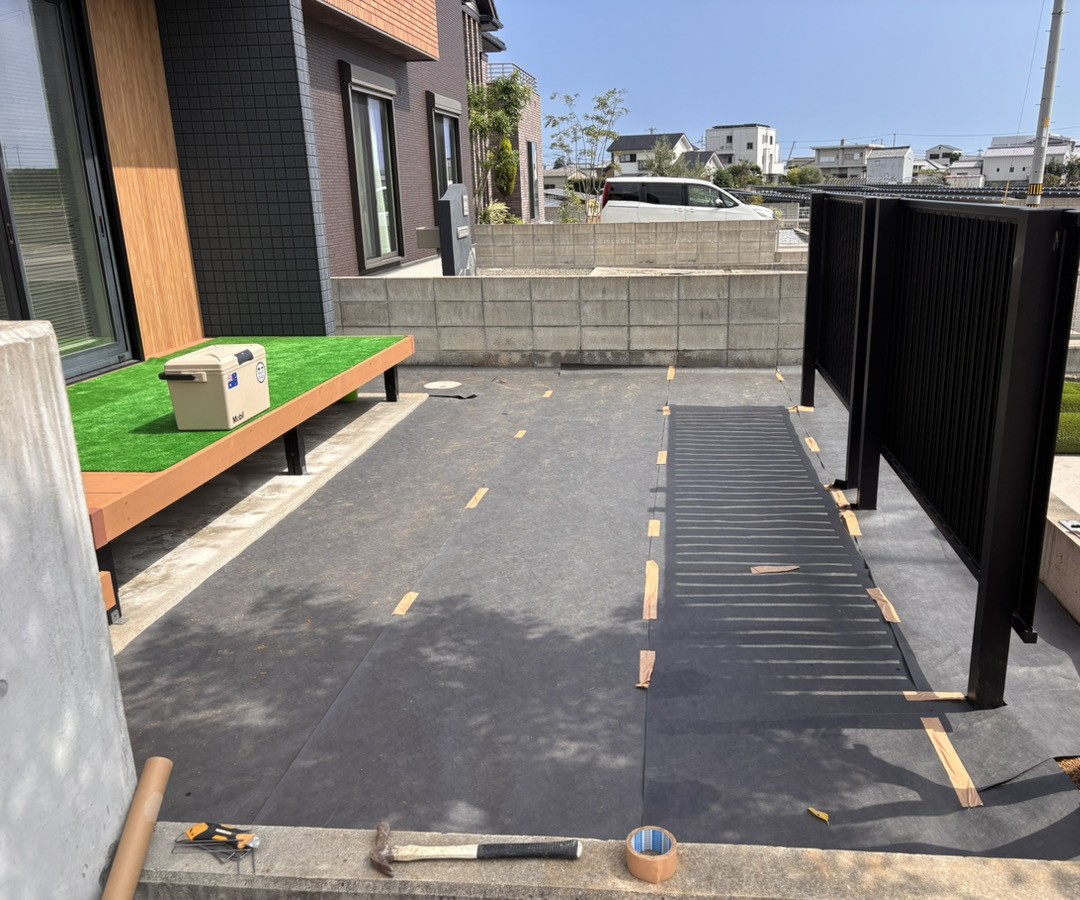 施工中:防草シートを敷き込んだお庭