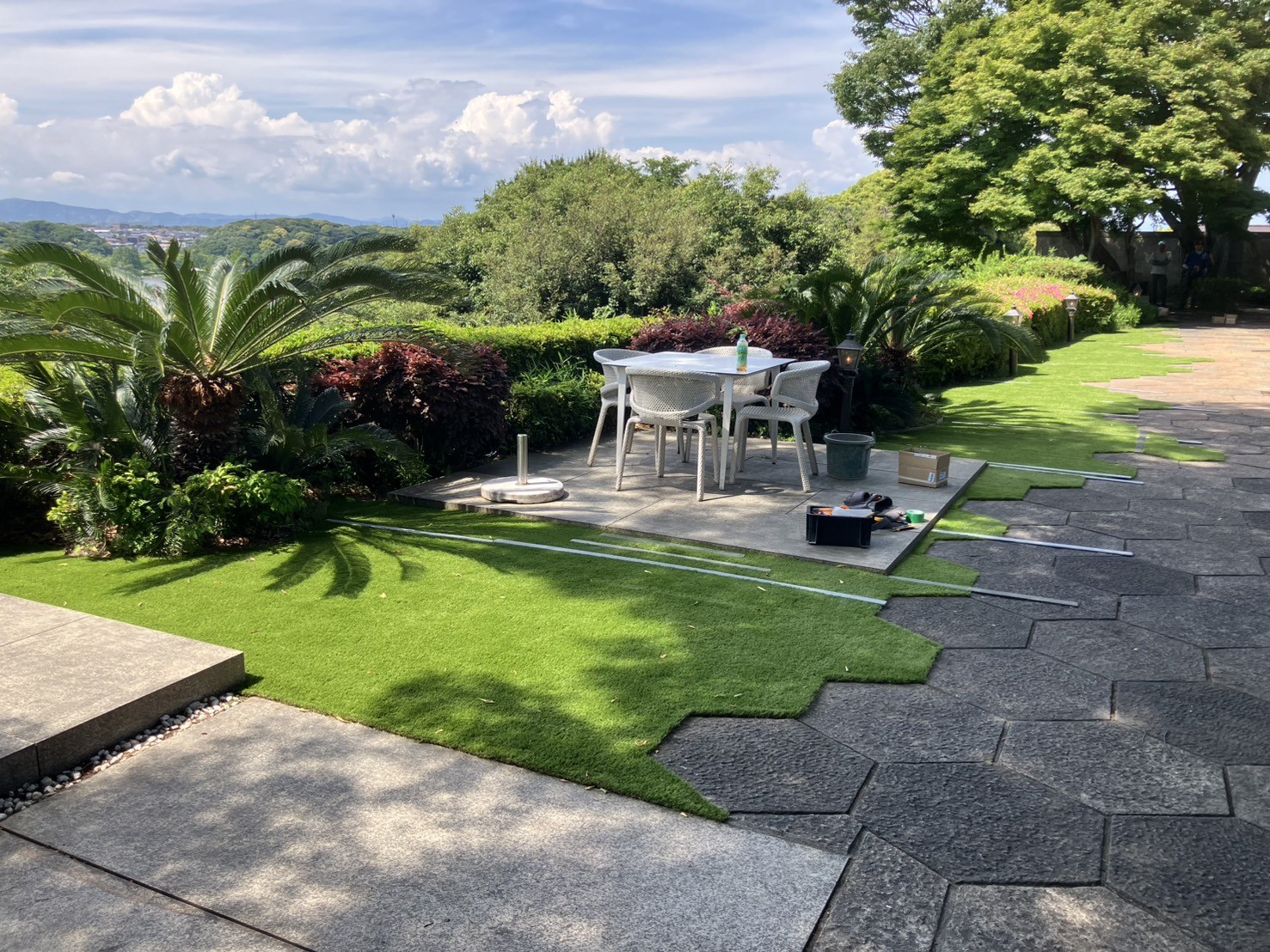 施工後:六角形の敷石に沿って人工芝を敷いた庭