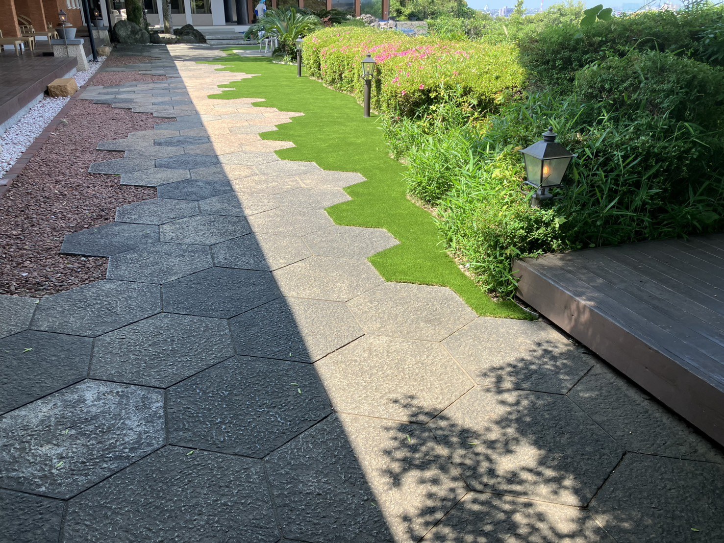 施工後:植え込み沿いの細長いスペースも人工芝に