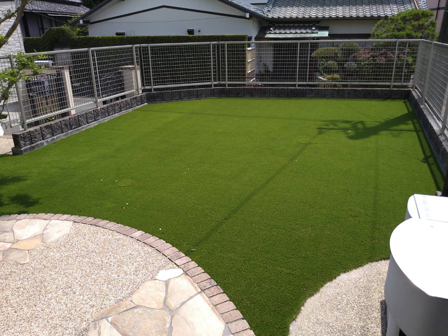 施工後:フェンスに囲まれたお庭が人工芝に