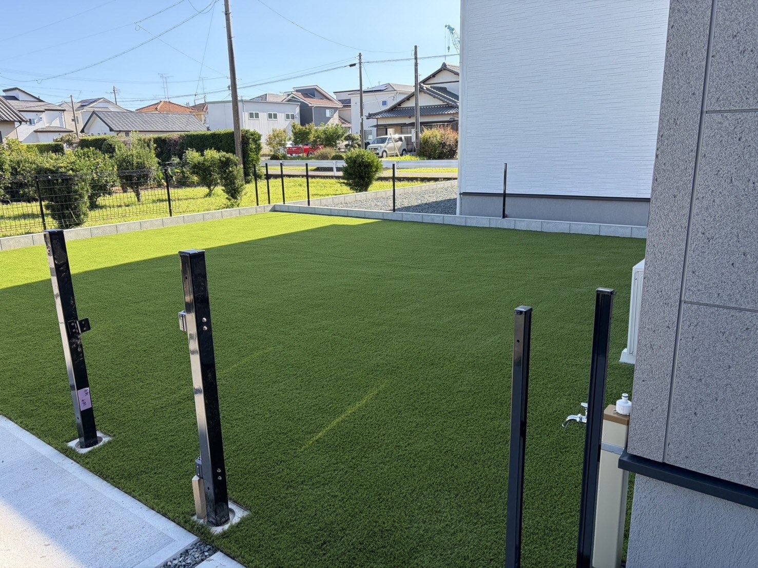施工後：建物横の庭が人工芝のドッグランに