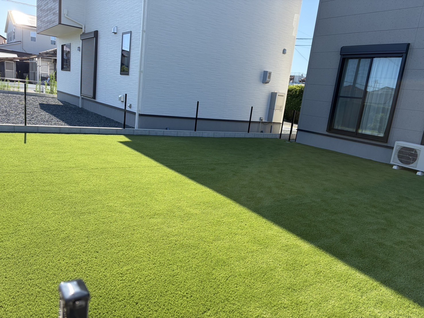 施工後：建物に囲まれた庭一面の人工芝