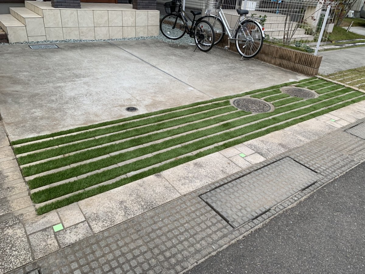 施工後:駐車場まわりにストライプ状に敷き込んだ人工芝