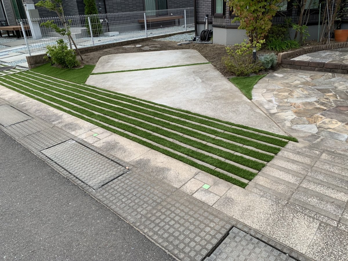 施工後:玄関側から見たストライプの人工芝アプローチ