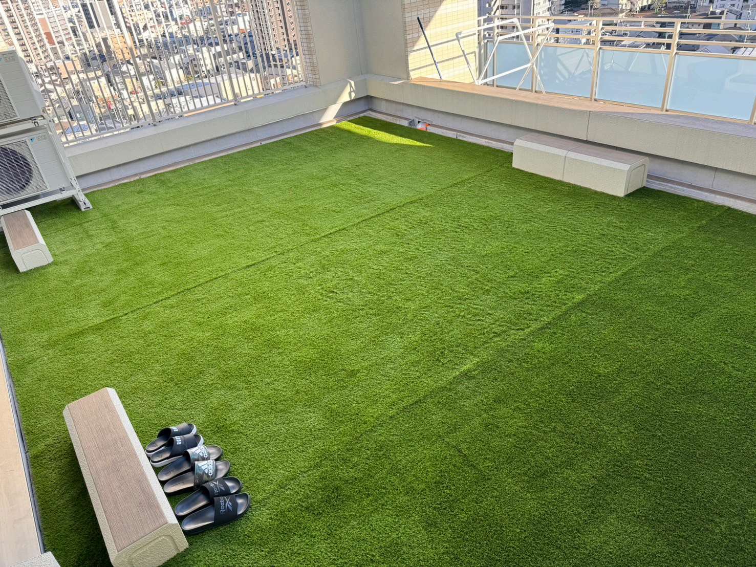 施工後:市街地を望むルーフバルコニーの人工芝