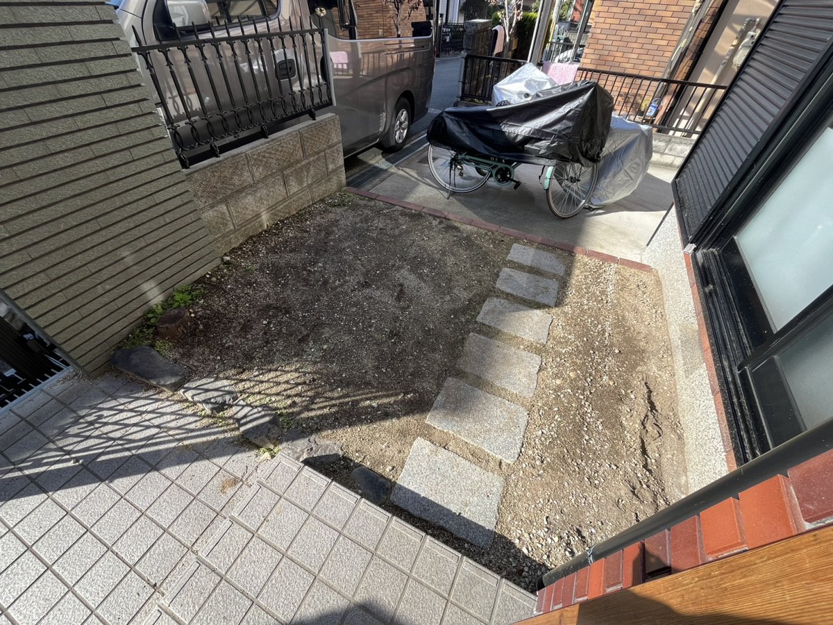 施工前:別角度から見た自転車置き場まわりの土の下地