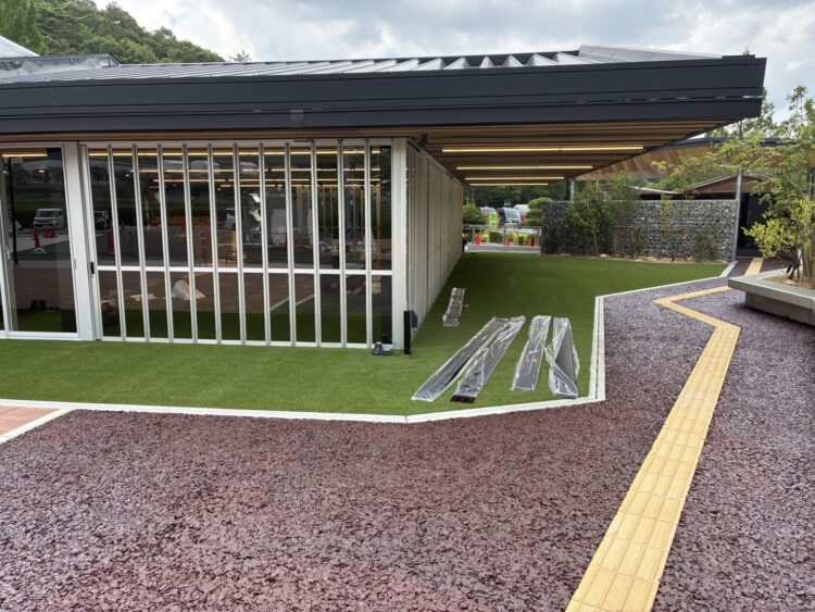 280㎡の広範囲に人工芝を敷き施設の軒下を一新｜道の駅 瑞穂の里・さらびき様（船井郡）の施工事例